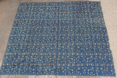 null Tissu de soie bleu marine brodée de fleurs polychrome en soie et fil d'or. Chine...