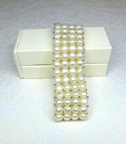 null Un bracelet 4 rangs en perles de culture naturelles 6 mm montées et agrémentés...