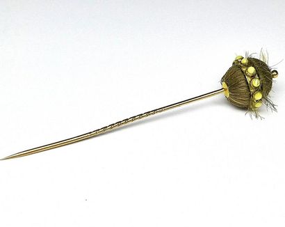 null Epingle à chapeau en or jaune cerclée de perles - Poids brut 3,65 g.