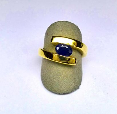 null Bague en or jaune de forme moderne, anneau décallé centré d'un saphir oval Ceylan...