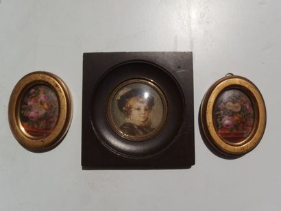null Ensemble de trois miniatures, l'un représentant un portrait d'enfant, (12 x...