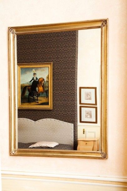 null Quatre miroirs en bois doré, angles à fleurons. Style Louis XVI. 88 x 70 cm
