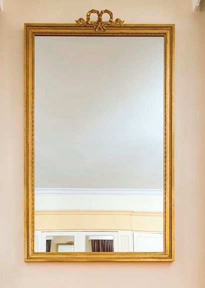 null Deux Miroirs à décor de ruban et bordure à raie-de-coeur. Style Louis XVI. 130...