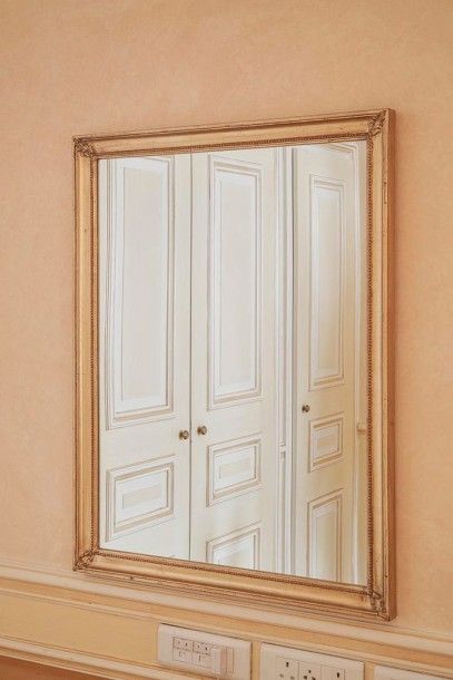 null Deux Miroirs en bois doré, angles à fleurons. Style Louis XVI. 88 x 70 cm