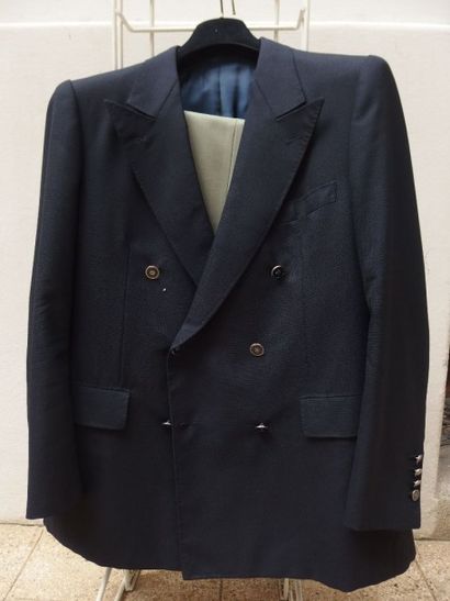 Francesco SMALTO Deux ensembles comprenant :
 un blazer croisé en laine bleu marine...