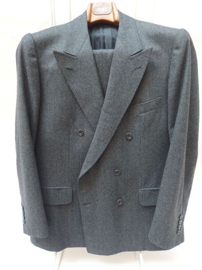 Francesco SMALTO Deux ensembles comprenant :
 une veste en cachemire gris prince...