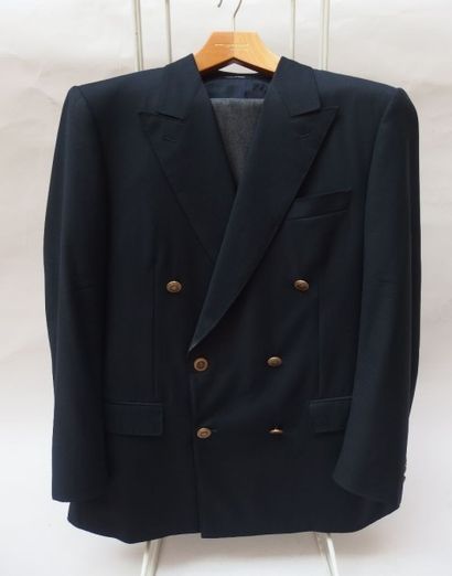 Francesco SMALTO Deux costumes:
 un blazer croisé en laine bleu marine avec pantalon...