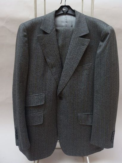 Francesco SMALTO Deux costumes en laine :
 l'un croisé gris foncé (taille 52 ), l'autre...