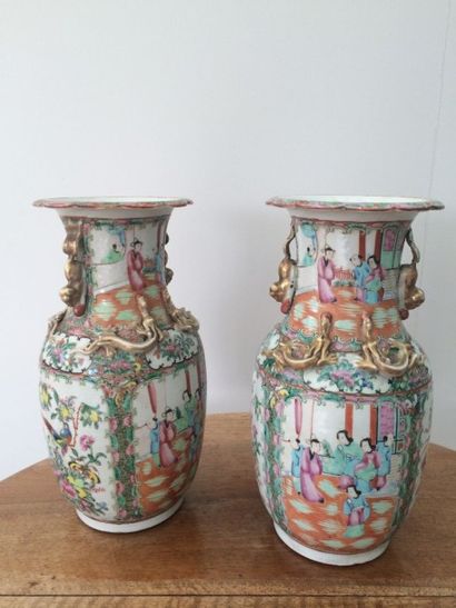 null Paire de vases montés en porcelaine à section carrée à décor de personnages...