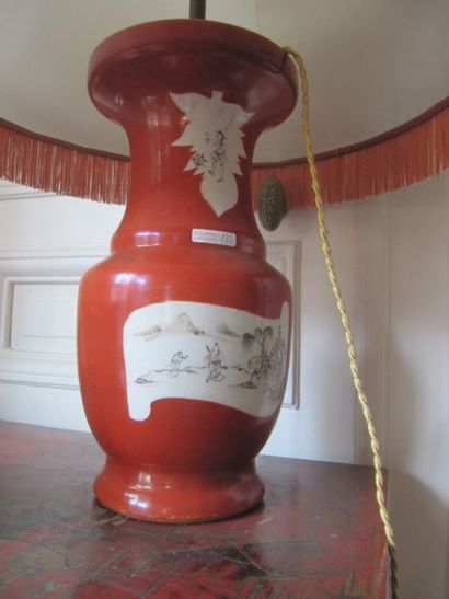 Vase en porcelaine rouge de cinabre à décor...