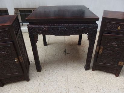 CHINE Important ensemble de mobilier en bois exotique richement sculpté de dragons...