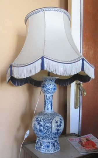 DELFT Vase bouteille à décor chinoisant bleu et blanc et son abat-jour; signature...