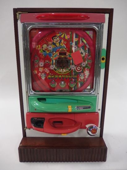 NISHIJIN NISHIJIN Jeu d'arcade vert.

Japon, années 70.

Haut.: 94 ; Larg.: 58,5...
