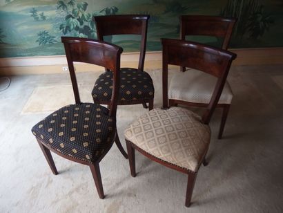 null Série de quatre chaises bandeau en acajou et placage d'acajou, pieds gaine.

XIXème...