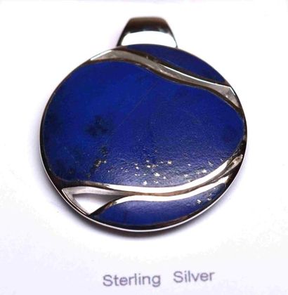 null Pendentif en argent serti en clos d'un lapis lazuli taille stylisée rehaussé...