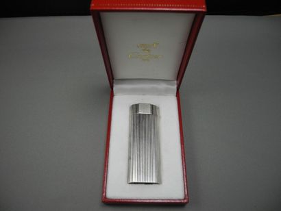 CARTIER Cartier Briquet à gaz en métal argenté cannelé. Signée, numérotée. Dimensions:...