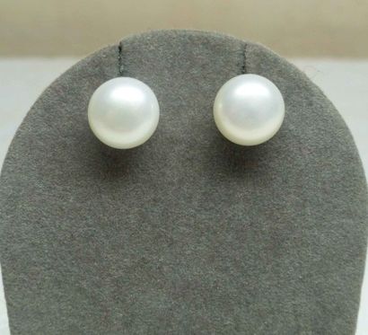 null Paire de boucles d'oreilles en perles de culture naturelles forme "bouton" pour...