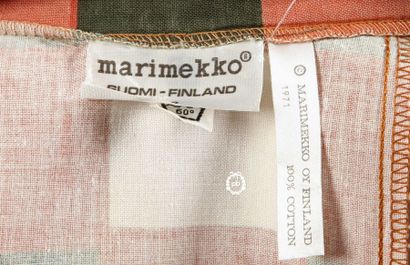 MARIMEKKO, 1971 MARIMEKKO, 1971 ROBE-MANTEAU en coton imprimé figurant un damier...