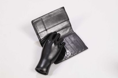 LOUIS VUITTON LOUIS VUITTON PORTEFEUILLE en cuir épi noir (11 x 15 cm) (patine d'usage...