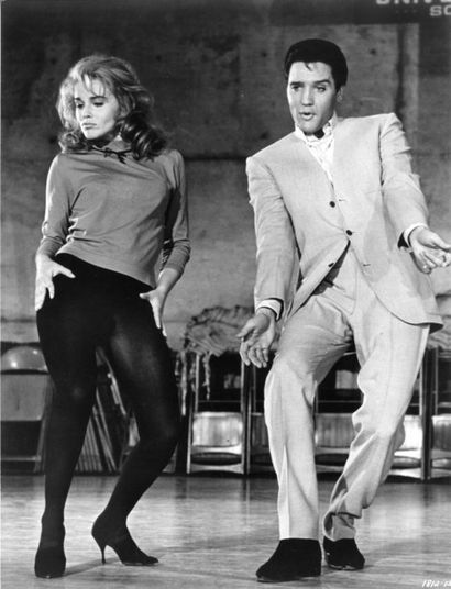 Elvis PRESLEY dansant. (années 60) Elvis PRESLEY dansant. (années 60) Deux épreuves...