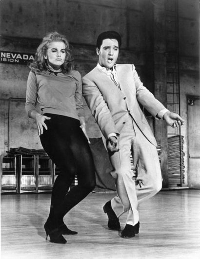Elvis PRESLEY dansant. (années 60) Elvis PRESLEY dansant. (années 60) Deux épreuves...