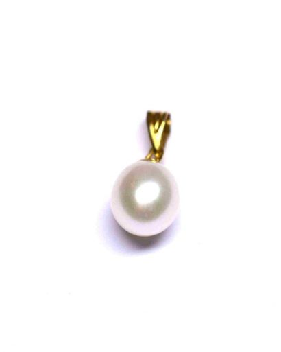 null Pendentif or jaune soutenant une perle blanche goutte diamètre 7 mm. Or : 0,35...