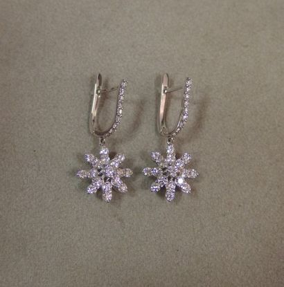 null Paire de crochets d'oreilles en diamants en forme de fleurs pour 1,60 carats....