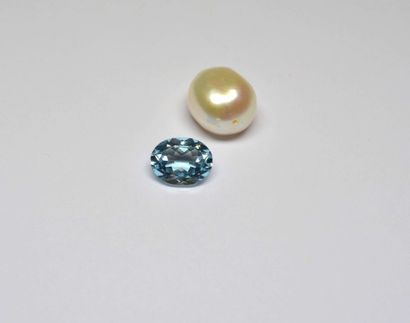 null Topaze bleue taille ovale sur papier pour 2,09 cts, On y adjoint 2 perles naturelles...