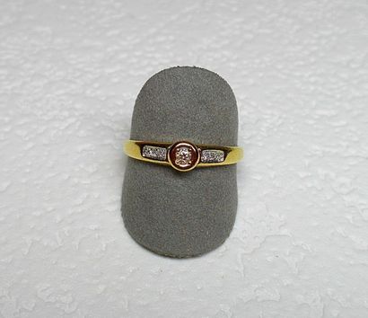 null Bague or jaune en serti clos d'un diamant rond taille brillant moderne, anneau...