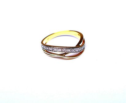 null Bague bicolore croisée sertie de diamants ronds taille brillant moderne. Or.:3,45...