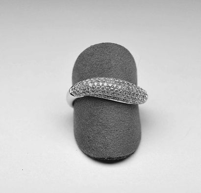 null Bague or blanc légèrement torsadée pavée de diamants pour 1 ct. env. (G/VS)...