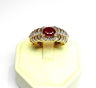 null Bague or jaune ornée en son centre d'un rubis ovale pesant 1,10 ct. env. anneau...