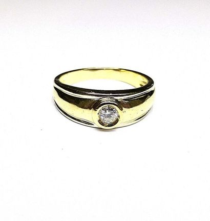 null Bague jonc bicolore sertie en clos d'un diamant rond taille brillant moderne...