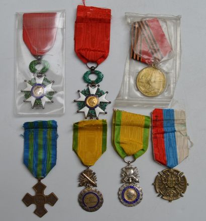 null Ensemble de médailles comprenant deux médailles militaires (IIIème République,...