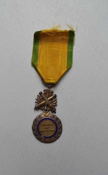 null Ensemble de médailles comprenant deux médailles militaires (IIIème République,...
