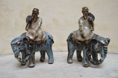 null Paire de personnages montés sur des éléphants en grès émaillé. Chine, Canton,...