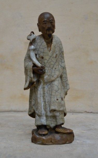 null Statuette en grès émaillé représentant un homme debout. Chine, Canton, fin XIXème-début...