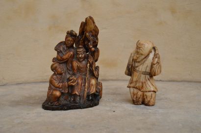 null Groupe en pierre de lare sculptée figurant un sage entouré par deux personnages...