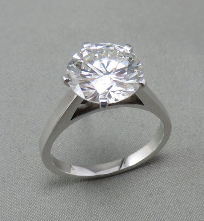 null Bague "Solitaire" en or gris, ornée d'un diamant de taille brillant en serti...