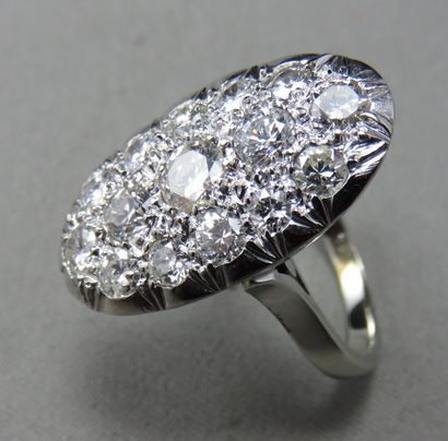 null Bague "Marquise" en or gris, entièrement pavée de diamants taille brillant,...