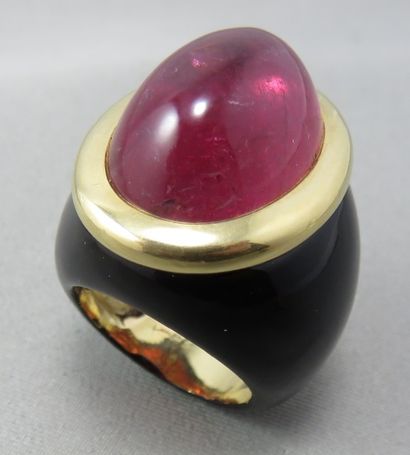 null Importante Bague en or laqué noir, ornée d'un important cabochon de rubellite...