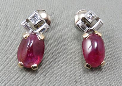 null Boucles d'oreilles en or jaune et gris, ornées d'un cabochon de rubis surmonté...