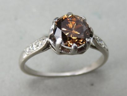 null Bague "Solitaire" en platine, ornée d'un diamant taille brillant couleur cognac...