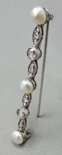 null Broche barrette en or gris, ornée de 3 perles fines bouton et de diamants taille...