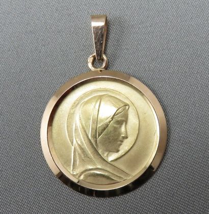 null Pendentif Médaille "Vierge" en or, partiellement amati, profil droit.
Poids:...