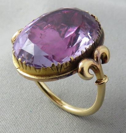 null Bague en or, ornée d'une pierre lilas montée sur paillon rose, en serti denté...