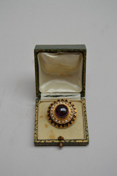 null Broche circulaire en or centrée d'un cabochon d'améthyste entourée de demi-perles...