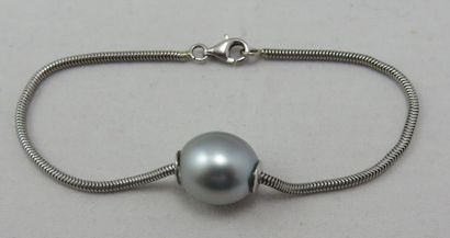 null Bracelet en or gris, orné d'une importante perle grise de culture coulissant...