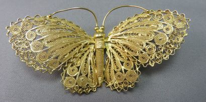null Broche "Papillon" en or filigrané, stylisant un papillon aux ailes déployées...