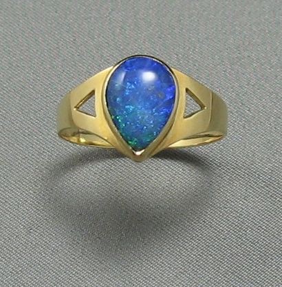 null Bague en or ajouré, ornée d'une opale en cabochon de forme poire en serti clos....